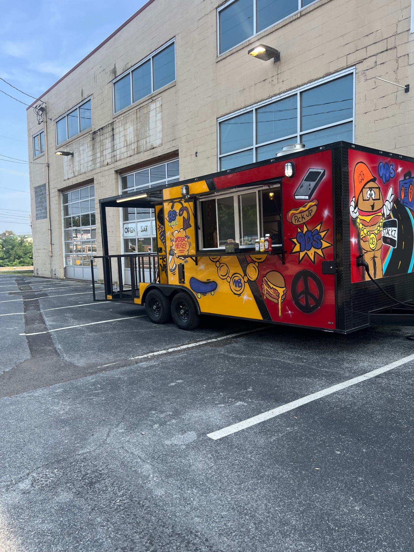 Video of the Mallie's Burgers food truck at an outdoor event